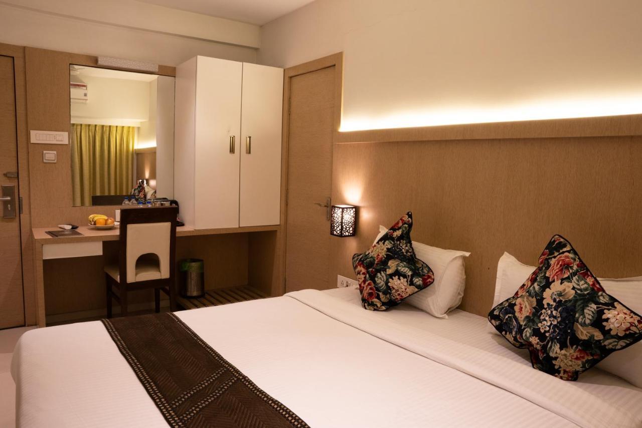 Gold Crest Business Hotel Navi Mumbai Exterior foto