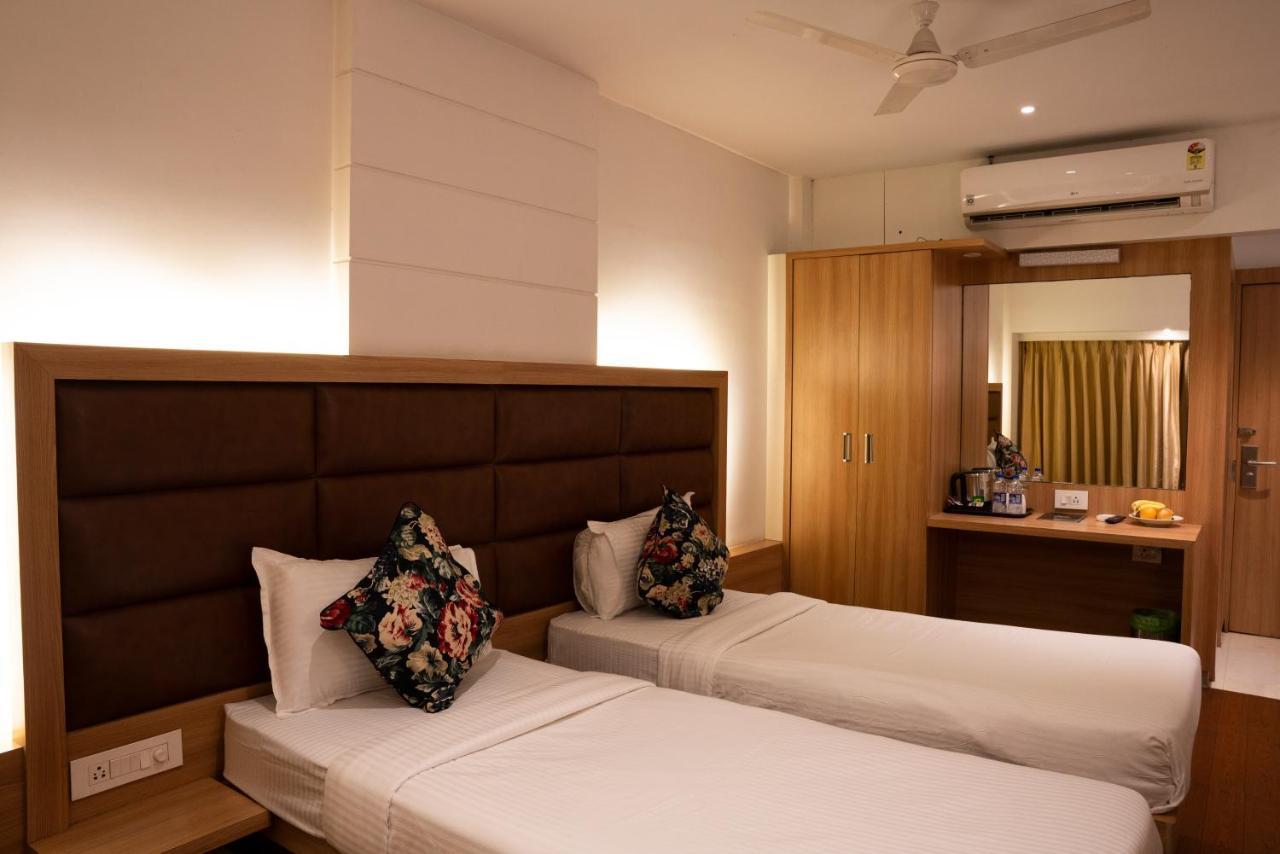 Gold Crest Business Hotel Navi Mumbai Exterior foto